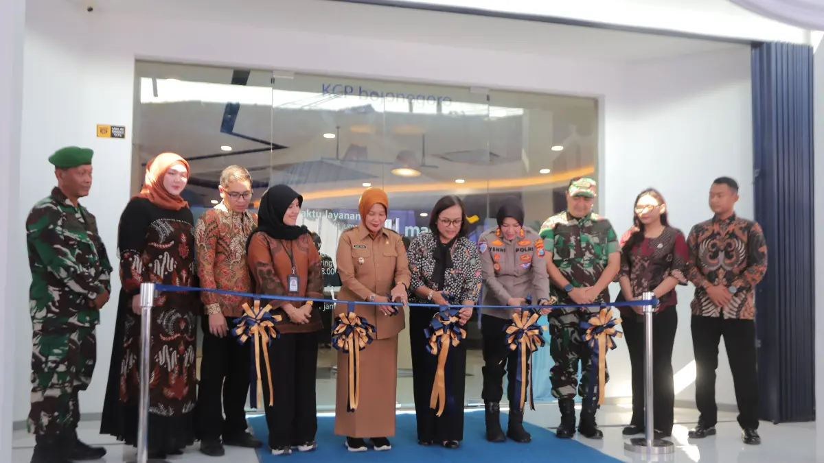 DIRESMIKAN: Pemotongan pita sebagai tanda persemian kantor baru Bank Mandiri KCP Bojonegoro oleh Branch Manager Bank Mandiri KCP Bojonegoro, Irma Nuryana; Wakil Bupati Bojonegoro, Nurul Azizah;&nbsp; Senior Executive Regional Business Head, Theresia Pratiwi Hastari; Area Head Bank Mandiri Area Gresik, Ken Kusuma Yodatama. (ANDHIKA/RDR.BJN)