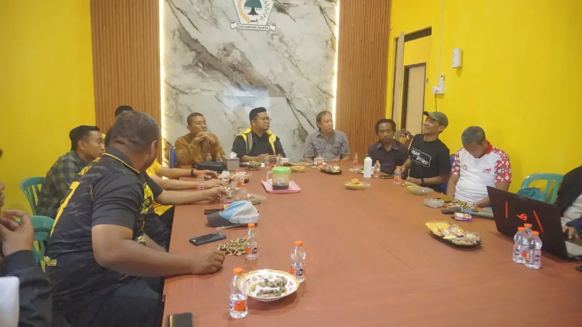 SATUKAN PERSEPSI: Ketua DPD Partai Golkar Bojonegoro Ahmad Supriyanto (berkacamata) memimpin langsung rapat persiapan Turnamen Bahlil Minisoccer Asyik menuju Puncak Zona 5 wilayah Bojonegoro, Tuban, dan Lamongan di Kantor DPD Bojonegoro Jalan Ahmad Yani kemarin (25/8). (ANDIKA FERIAWAN/RADAR BOJONEGORO)