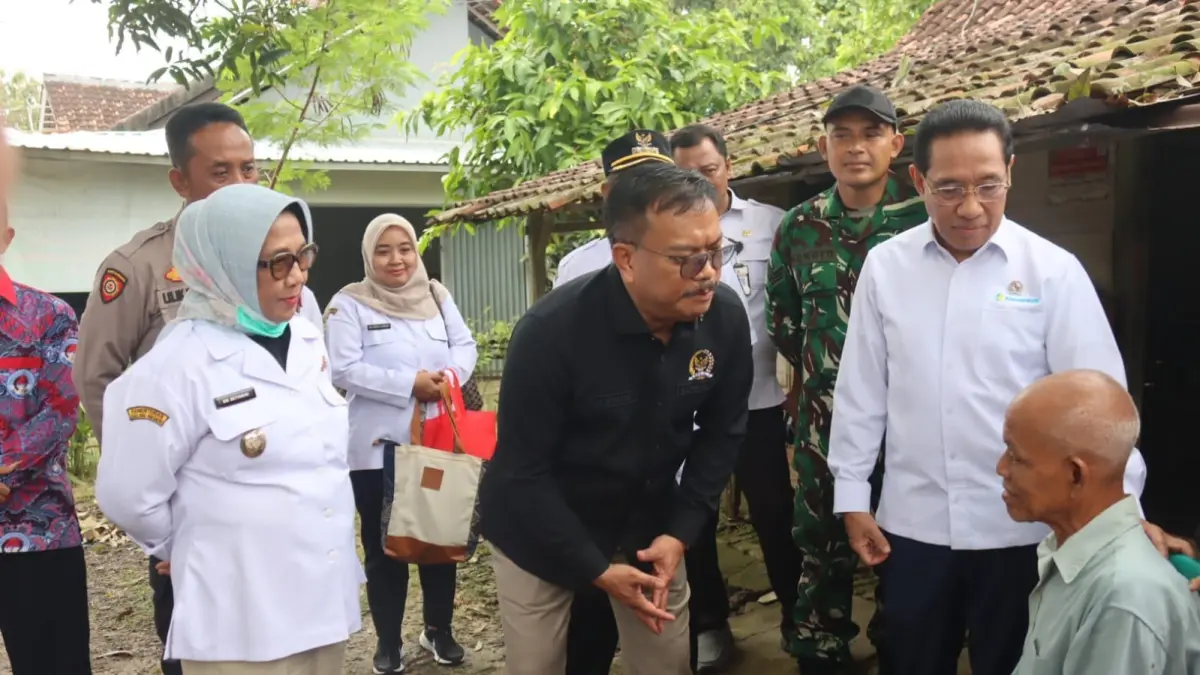 BERI PERHATIAN: Wamenkes, DPR RI, dan Pemkab Blora saat meninjau penderita TBC di Wilayah Kecamatan Tunjungan.(IST./RDR.BJN)