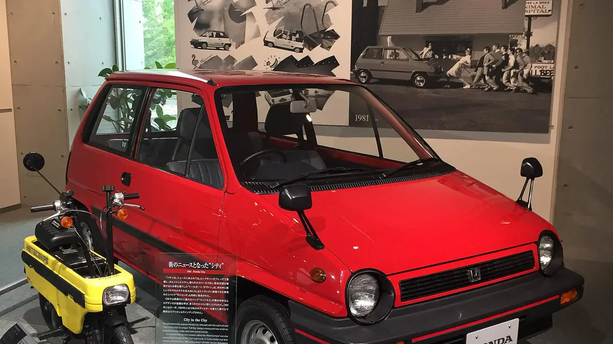 Honda City tahun 1982 dirilis satu paket dengan motor mini. (WIKIPEDIA) 