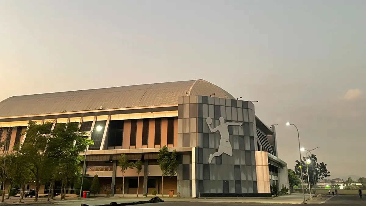 PELEBARAN JALAN: Jalan menuju GOR Ngumpakdalem sepanjang 200 meter bakal diperlebar 20 meter, anggarannya sudah disiapkan sekitar Rp 10 M. (YANA DWI KURNIYA WATI/RADAR BOJONEGORO)