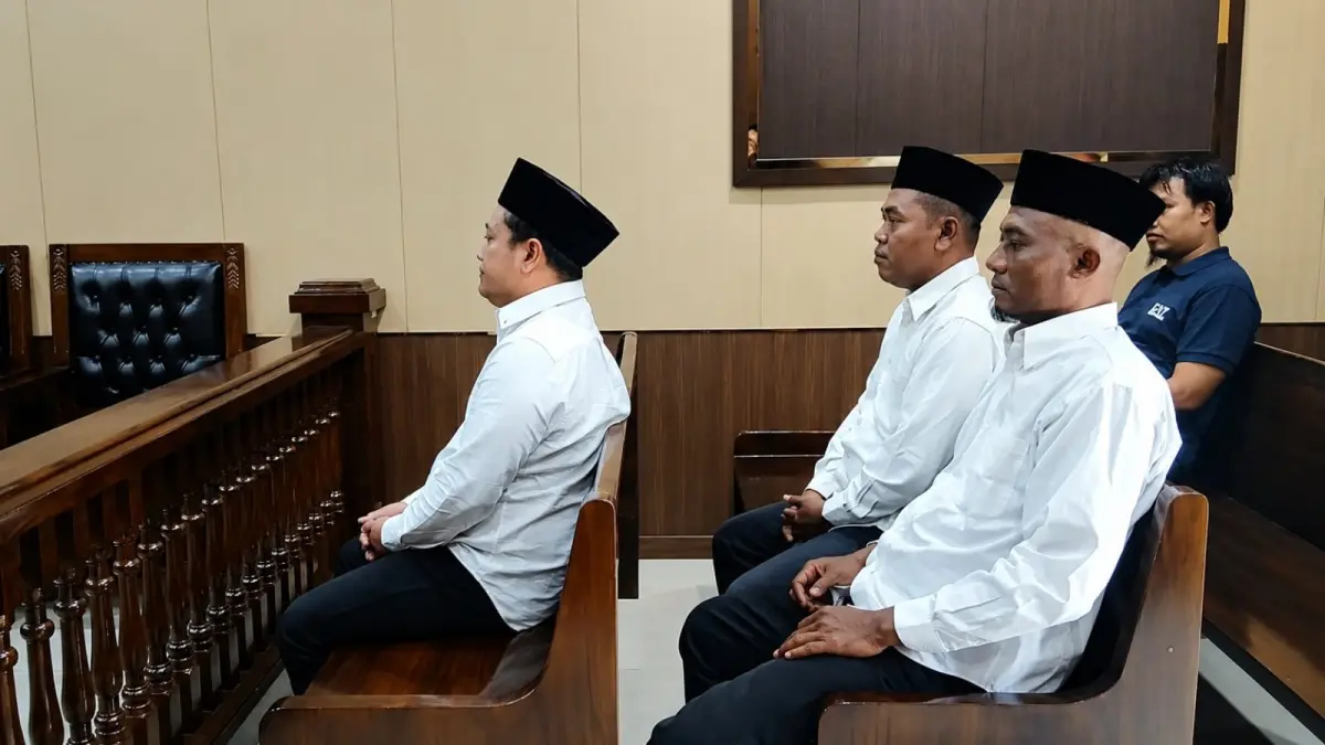 TERIMA HUKUMAN RINGAN: Tiga terdakwa kasus kebakaran sumur minyak di Dukuh Gendono, Desa Gandu, Kecamatan Bogorejo yang menyebabkan lima orang meninggal menjalani sidang di PN Blora. (IST./RDR.BJN)