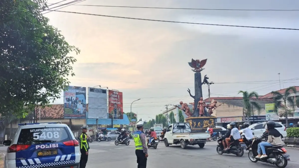ATUR LALIN: Petugas Satlantas Polres Blora mengatur lalin di titik padat kendaraan.  ( ACHMAD SYAEROYZI/RDR.BJN)