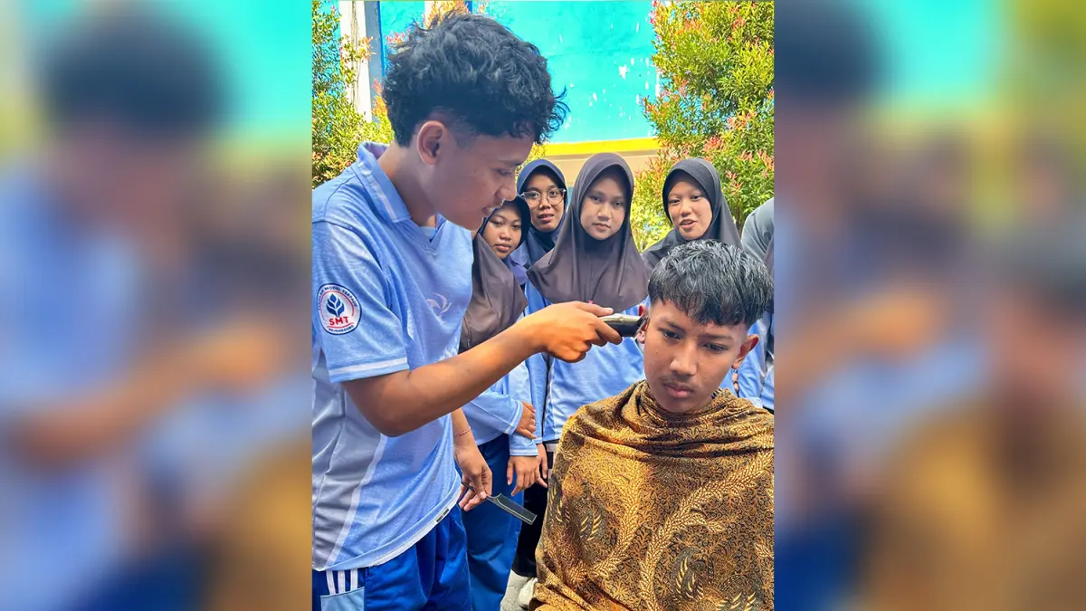 JADI TONTONAN: Lomba potong rambut menjadi salah satu rangkaian HUT RI di SMAN MT (M. IRVAN RAMADHON/RADAR BOJONEGORO)