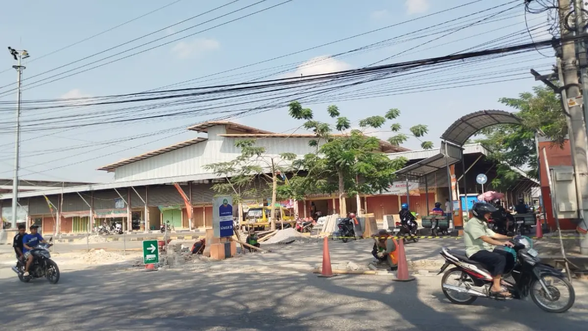 LAKUKAN PENATAAN: Area parkir Pasar Sido Makmur diperluas untuk optimalisasi pemasukan. (ACHMAD SYAEROYZI/RDR.BJN)