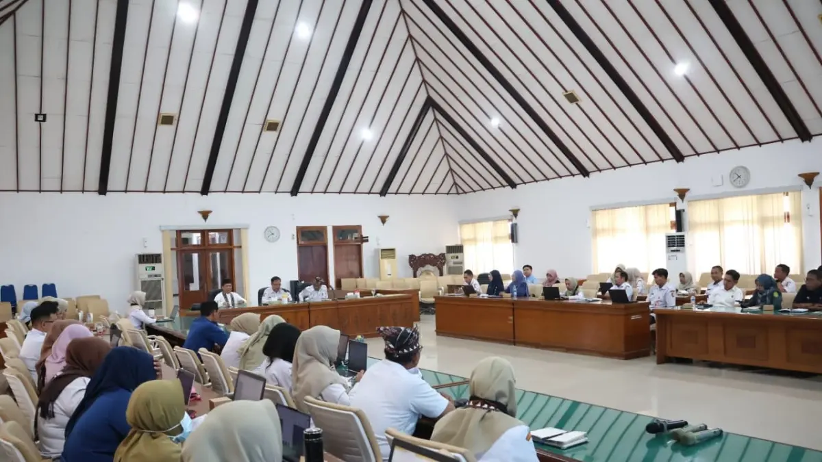 LAYAK ANAK: Pemkab Bojonegoro mematankan persiapan Verlap Penilaian KLA Kabupaten Bojonegoro 2026 di Ruang Angling Dharma Gedung Pemkab, kemarin (26/8). (ISTIMEWA/RADAR BOJONEGORO)