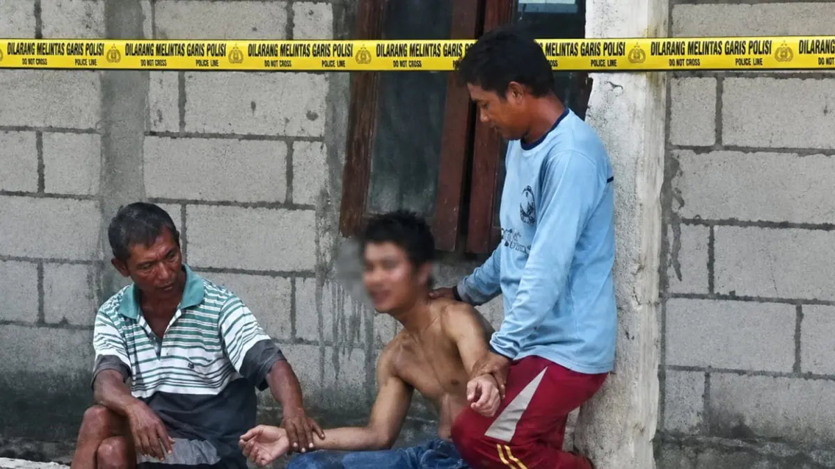 DIAMANKAN: Mahfud, terduga pelaku kekerasan terhadap ibu dan ayahnya diamankan Polres, diduga mengidap sakit jiwa sejak pulang dari Kalimantan. (YANA DWI KURNIYWA WATI/RADAR BOJONEGORO)