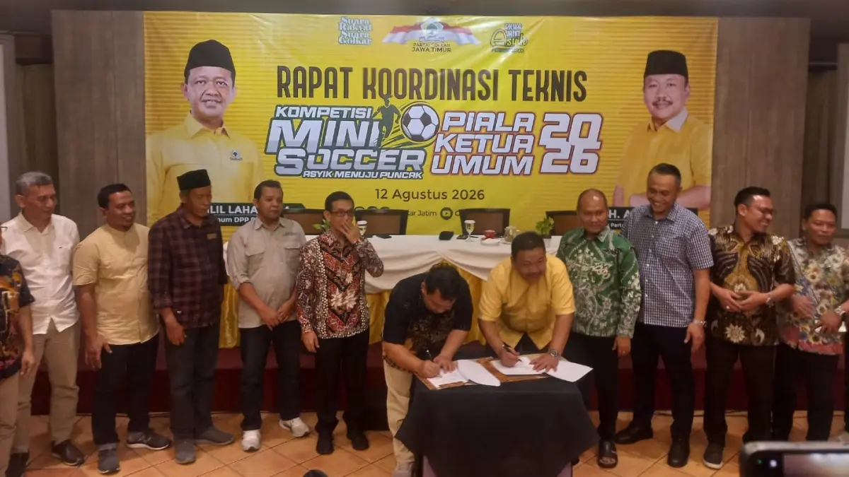 Penandatanganan MoU Bahlil Mini Soccer oleh Ketua DPD Partai Golkar Jatim Ali Mufthi dan perwakilan Jawa Pos Radar Grup.
