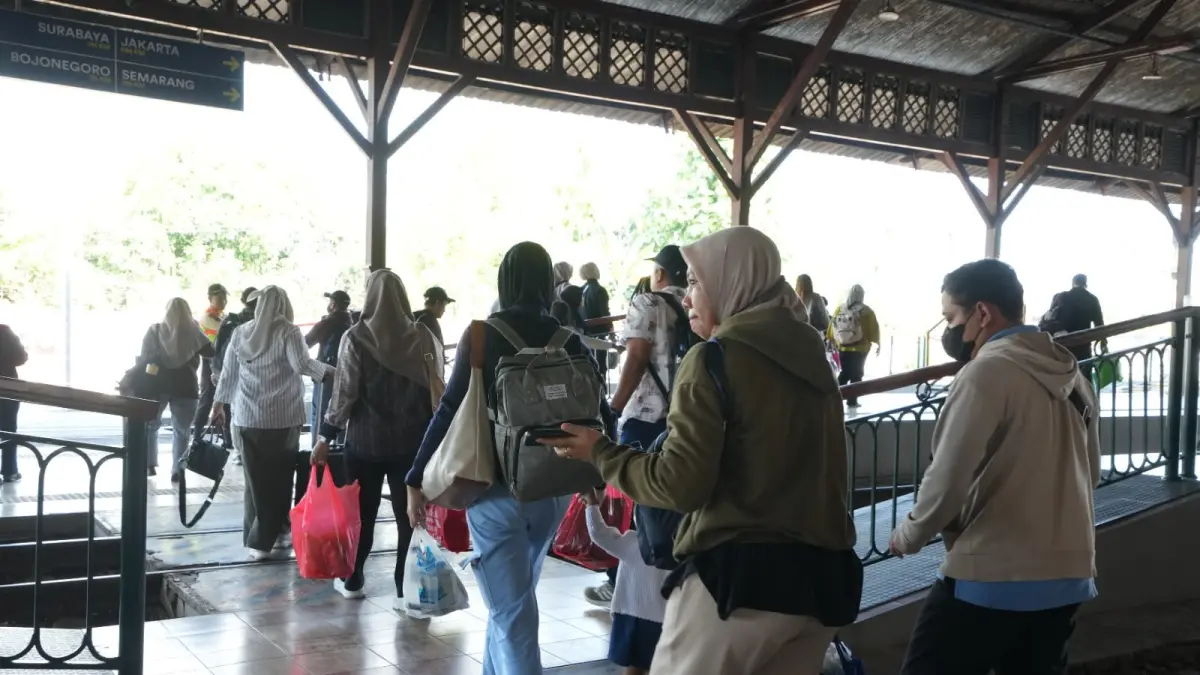 RAMAI: Momen libur minggu ini memberikan dampak signifikan terhadap mobilisasi masyarakat di Stasiun Cepu.&nbsp;(IST./RDR.LMG)