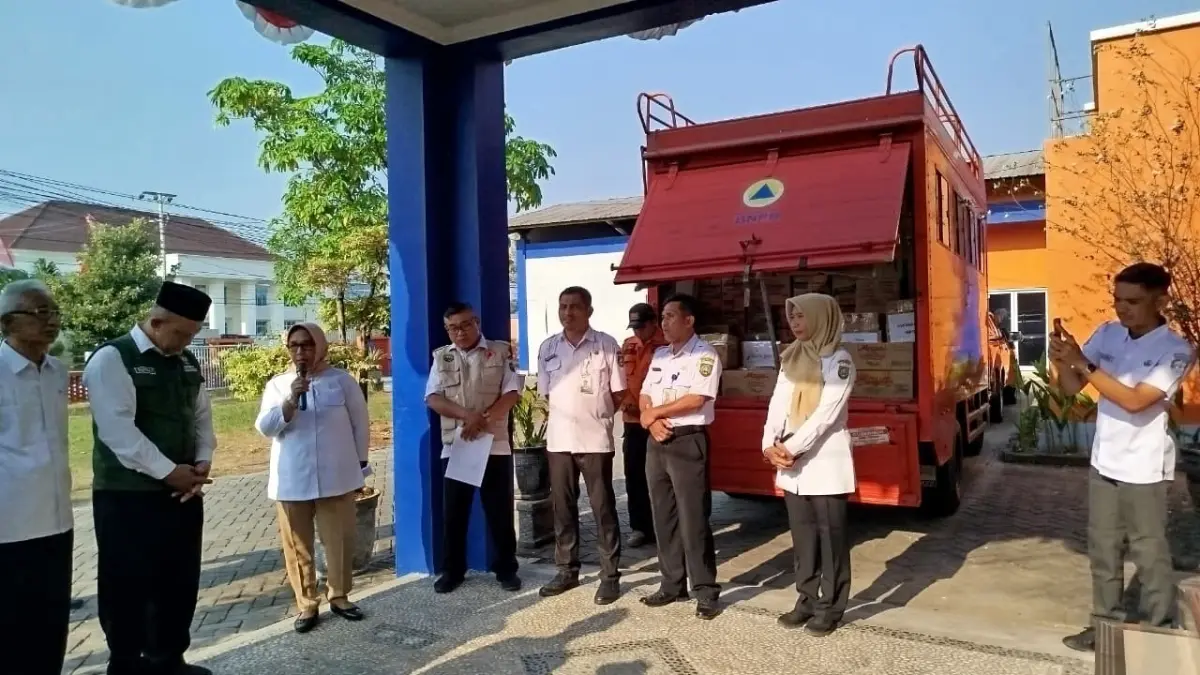 DIDISTRIBUSIKAN: Bantuan logistik makanan cepat saji didistribusikan kepada korban gempa di NTT. (IST./RDR.BJN)
