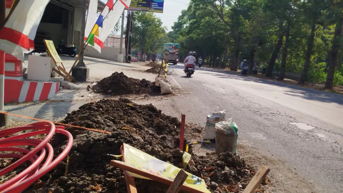JALUR UTAMA: Finishing galian jaringan optik dinilai belum sesuai standar dan dikhawatirkan membahayakan pengguna jalan. (ACHMAD SYAEROYZI/RDR.BJN)