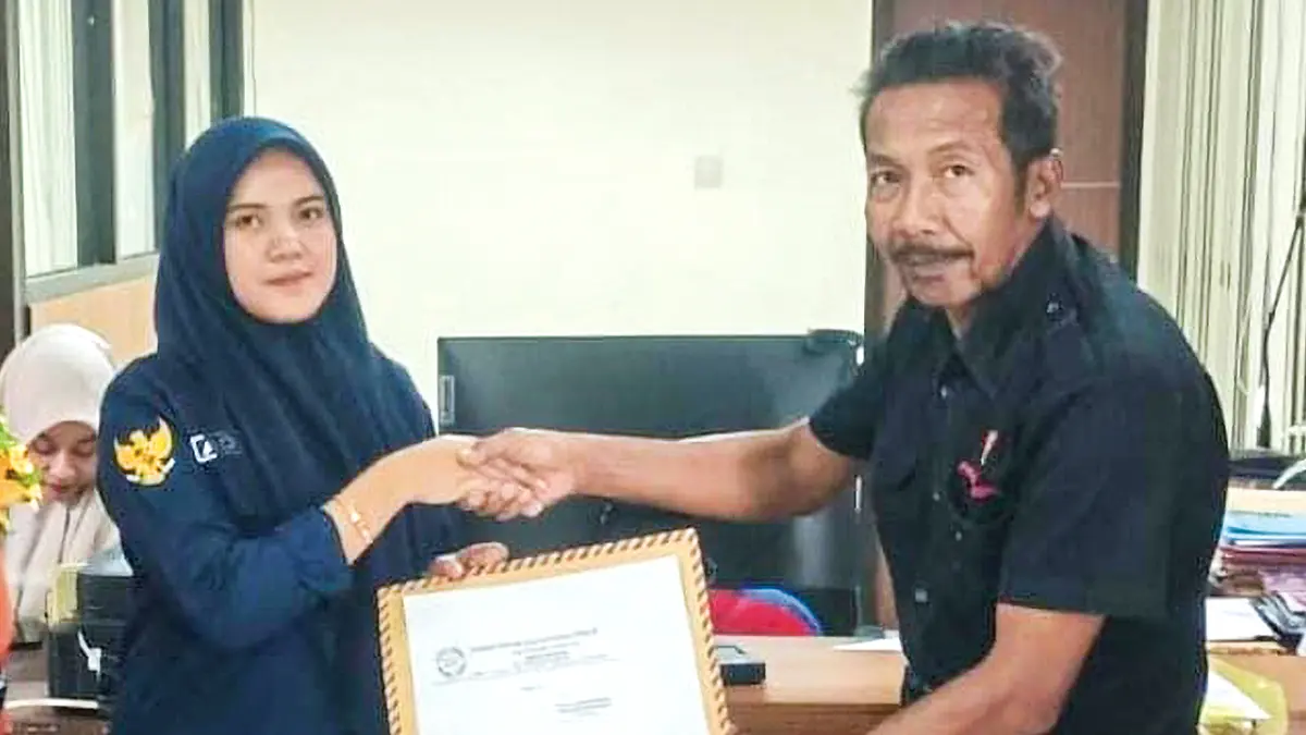 LAPOR KEJARI: Rumah Hukum dan Aspirasi Publik Lembaga Bantuan Hukum Parade Keadilan Indonesia melaporkan dugaan penyelewengan tunjangan perumahan DPRD periode 2019-2026 ke Kejari Bojonegoro. (YANA DWI KURNIYA WATI/RADAR BOJONEGORO)