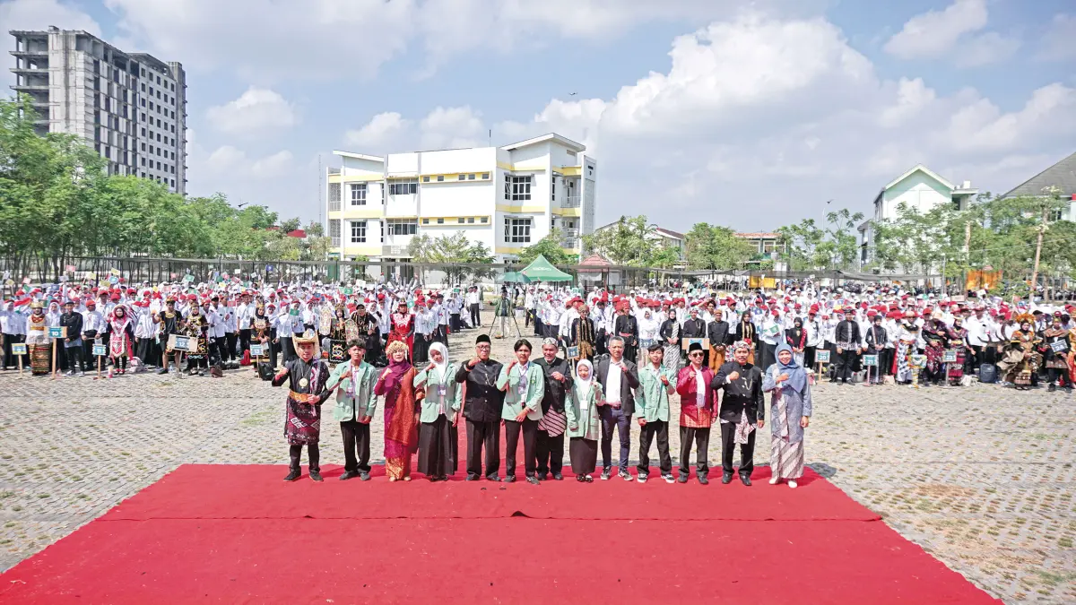 MERIAH: Jajaran pimpinan Unugiri beserta tamu undangan berfoto bersama usai secara simbolis menyematkan tanda peserta Giri Muda di pembukaan PKKMB, Rabu (26/8) pagi. (HAKAM ALGHIVARI/RADAR BOJONEGORO)