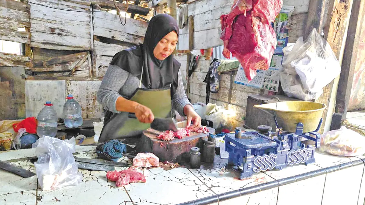SEPI PEMBELI: Pedagang daging sapi kemabli berjualan, setelah sempat tutup beberapa hari. Namun, masih sepi pembeli. (YANA DWI KURNIYA WATI/RADAR BOJONEGORO)