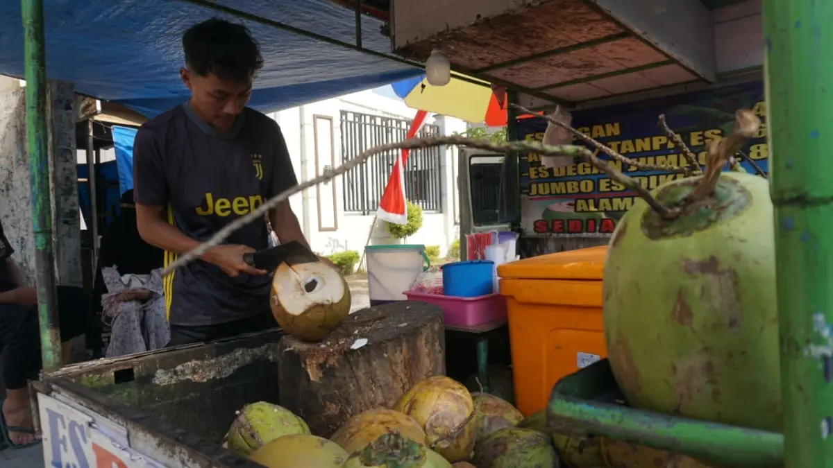 &nbsp;

NAIK : Salah satu penjual minuman di Bojonegoro. Bulan ini penjualan naik. (HAKAM/RADAR BOJONEGORO)