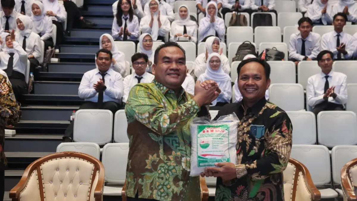 PERTANIAN: Bupati Blora Arief Rohman foto bersama Dekan Fakultas Bioindustri Pertanian dan Kehutanan UB Purnomo.
