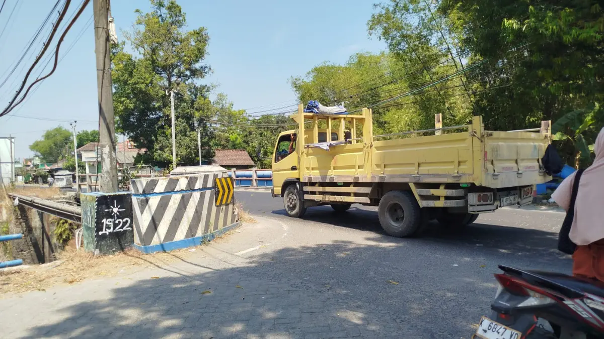 KURANG LEBAR: Jembatan Kidangan di ruas Jalan&nbsp; Blora - Cepu yang lebarnya hanya enam meter. (ACHMAD SYAEROYZI/RDR.BJN)