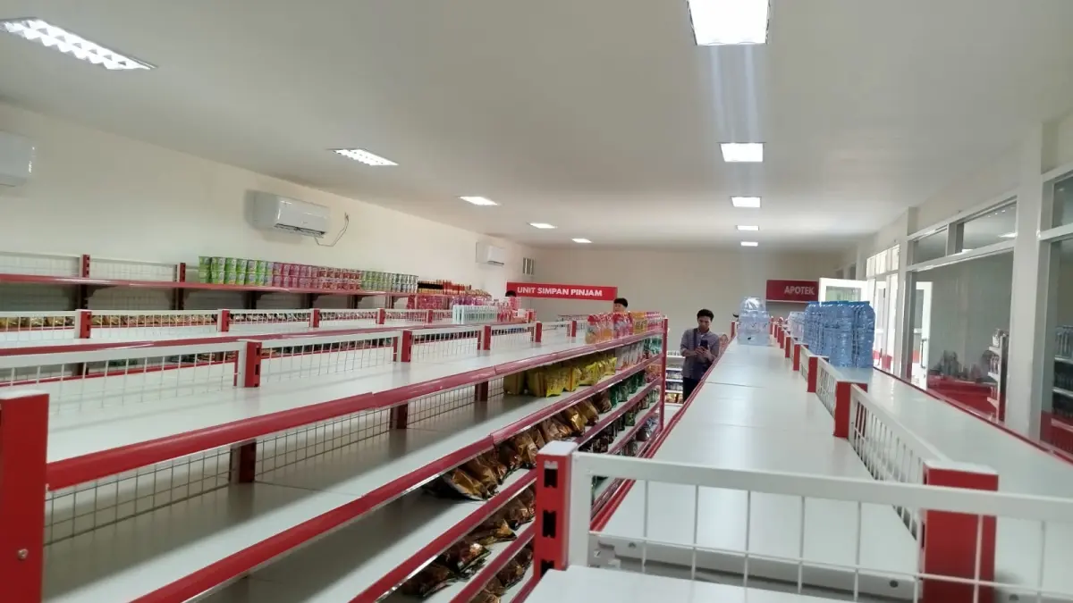 SEJUMLAH RAK KOSONG: Kondisi gerai KDMP Blungun, Kecamatan Jepon&nbsp; yang stok barangnya semakin menipis, karena tak kunjung disuplai oleh pihak Agrinas. (ACHMAD SYAEROYZI/RDR.BJN)