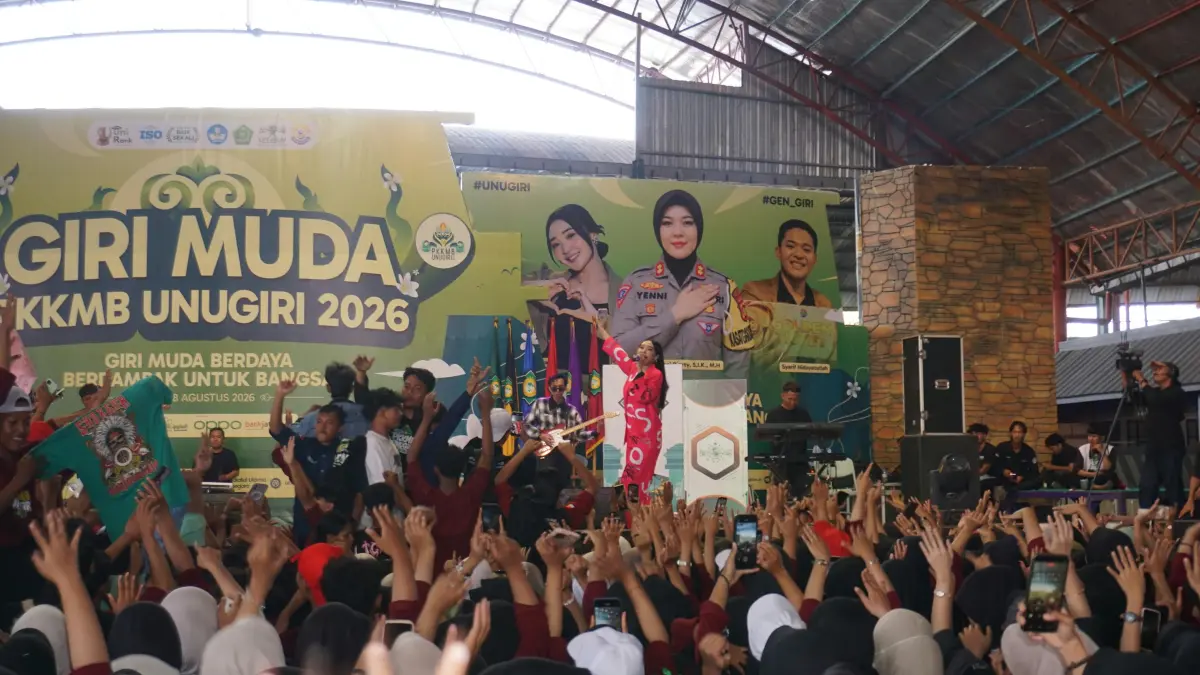 Defarina Indra hinur mahasiswa baru di acara penutupan PKKMB Unygiri 2026, Jumat (28/8) sore. (HAKAM ALGHIVARI/RADAR BOJONEGORO) 