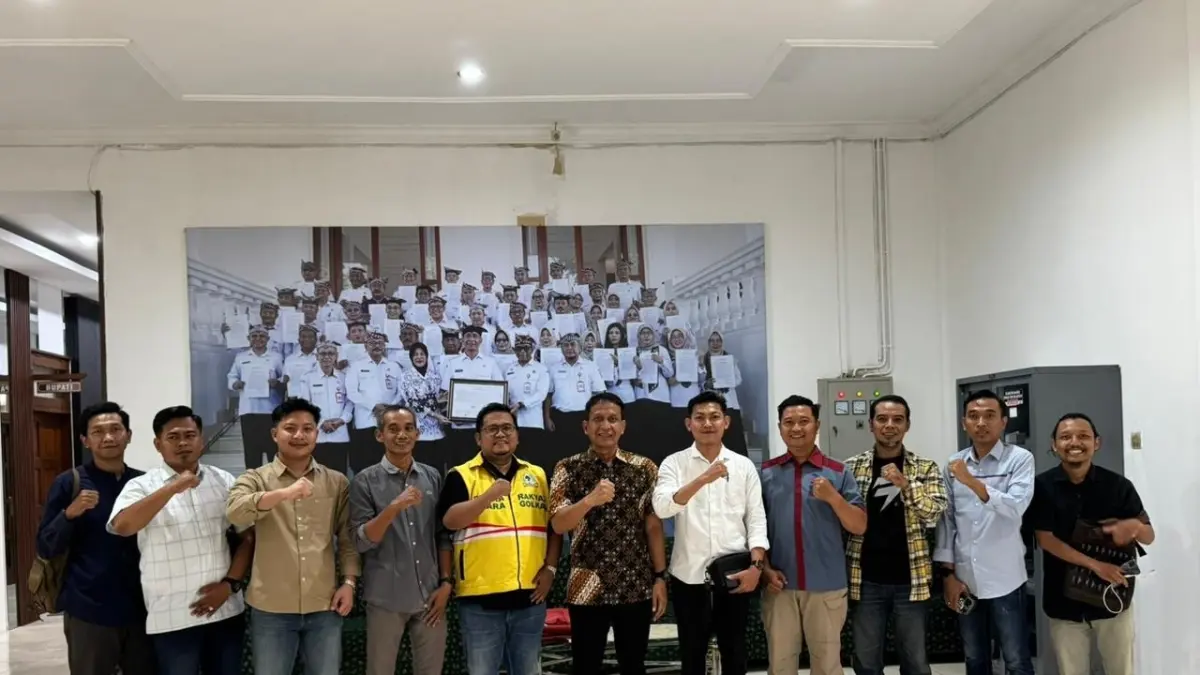 SINERGI: Bupati Bojonegoro Setyo Wahono foto bersama Ketua DPD Golkar Bojonegoro beserta tim mematangkan persiapan Turnamen Bahlil Minisoccer Asyik Menuju Puncak, Kickoff Zona 5 Bojonegoro, Tuban, Lamongan digelar 14-15 September mendatang. (DPD GOLKAR BOJONEGORO FOR RADAR BOJONEGORO)