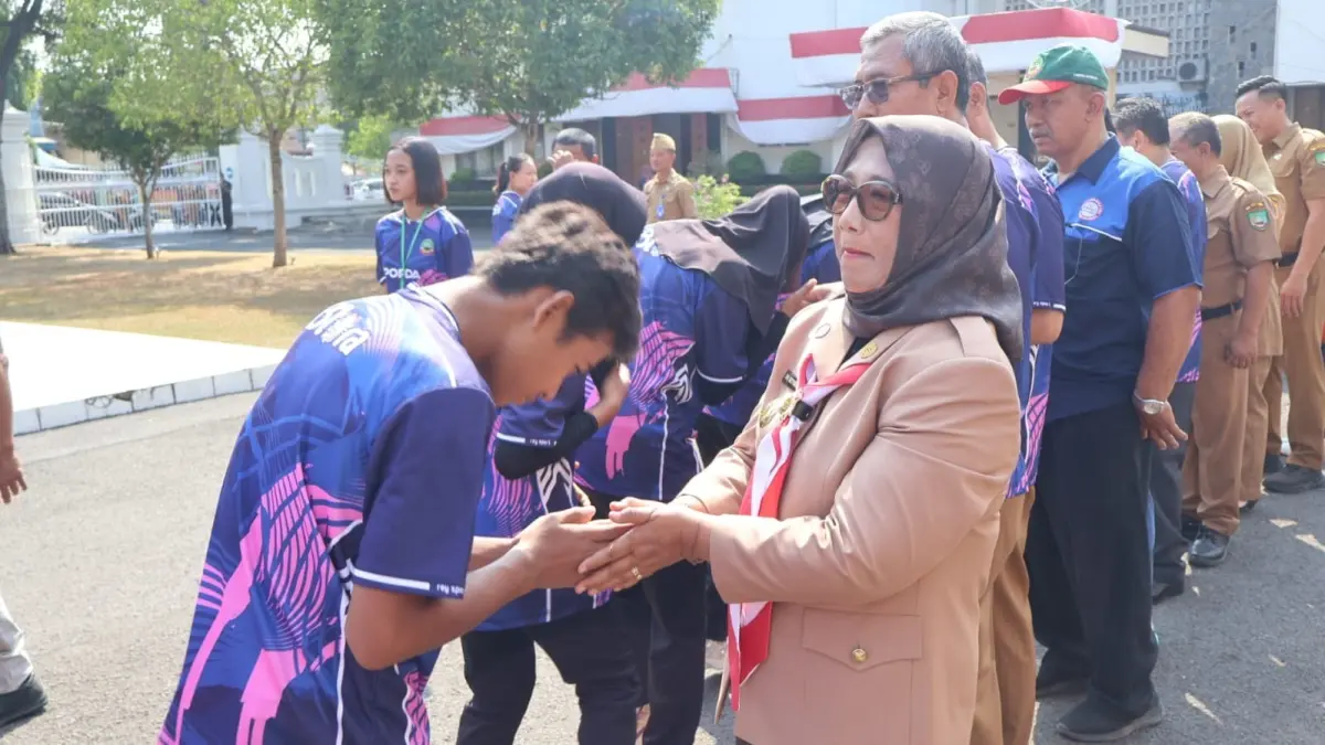 BERI MOTIVASI: Wabup Blora Sri Setyorini melepas atlet Blora mengikuti POPDA Jateng. (IST./RDR.BJN)