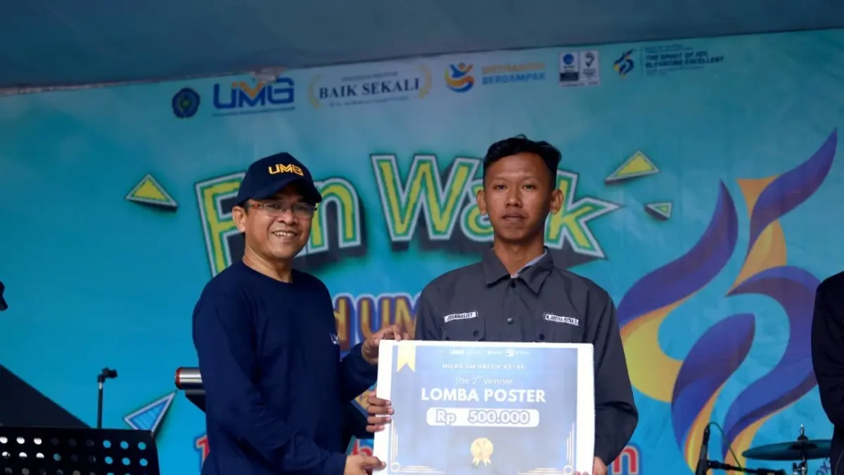 BERPESTASI: Muhammad Aditiya Putra Setyawan menujukkan piagam Juara 1 lomba poster tingkat internasional. (ISTIMEWA/RADAR BOJONEGORO)
