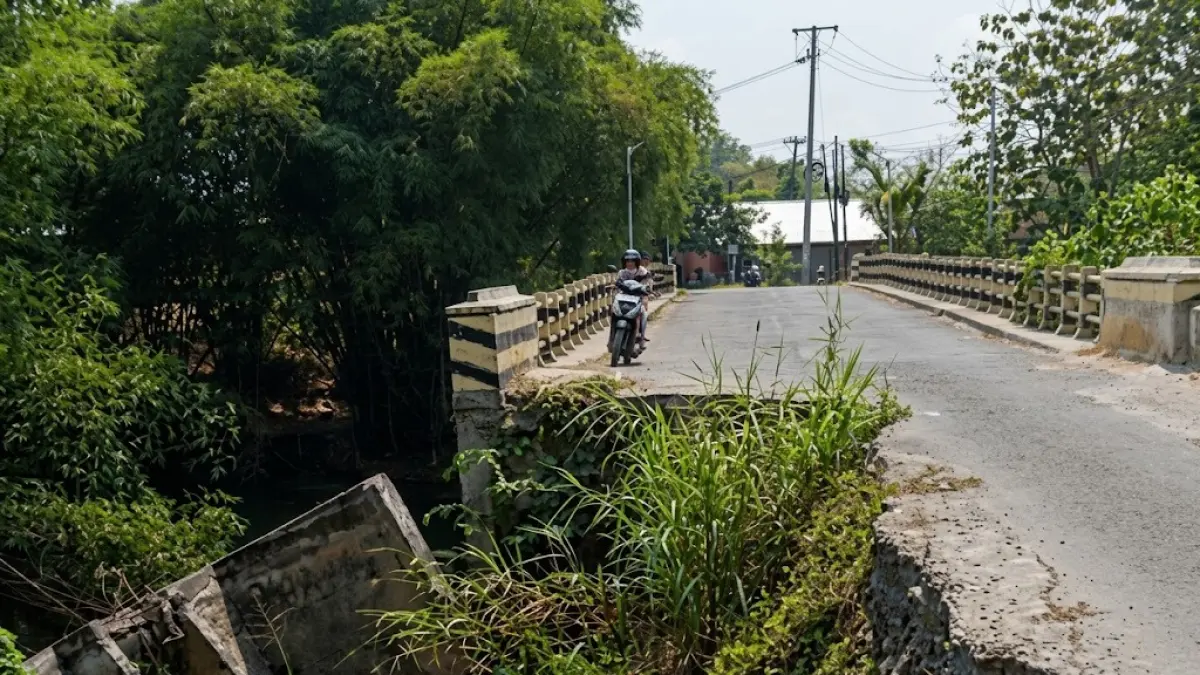 BUTUH PERBAIKAN: Kondisi Jembatan Sumber di Kecamatan Kradenan kian memprihatinkan. (IST./RDR.BJN)