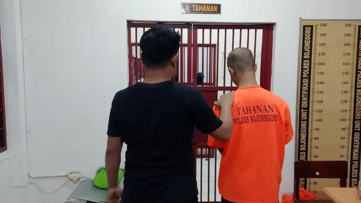 DITAHAN: Pelaku peredaran obat keras dan berbahaya ditahan di Mapolres Bojonegoro. (YANA DWI KURNIYA WATI/RADAR BOJONEGORO)