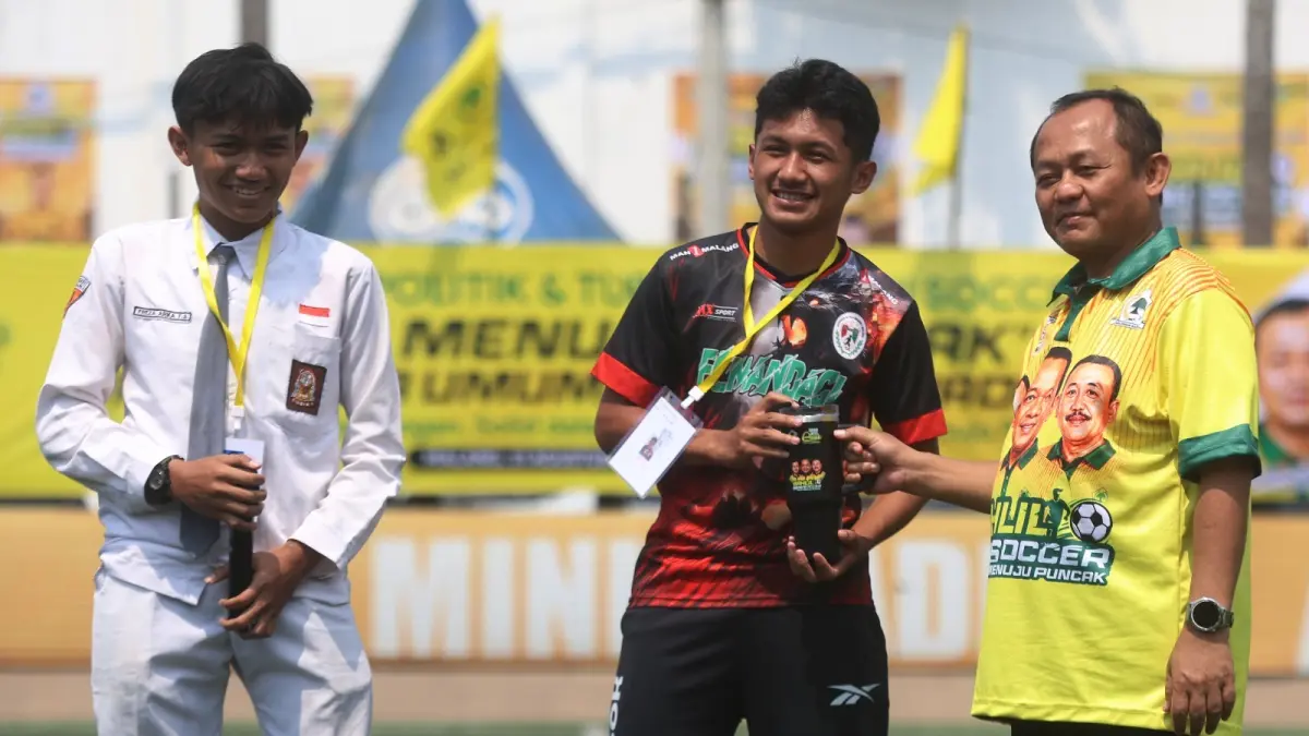 HAFAL JINGLE: Sekjen DPP Partai Golkar Sarmuji (kanan) memberikan hadiah kepada peserta turnamen yang berhasil menjawab kuis di pembukaan zona Malang, kemarin (31/8). (RADAR MALANG FOR RADAR BOJONEGORO)