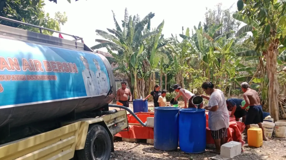 KEKERINGAN: Korban kekeringan mendapat kiriman air bersih, sebanyak sekitar 32.826 jiwa warga Bojonegoro terdampak kekeringan. (YANA DWI KURNIYA WATI/RADAR BOJONEGORO)