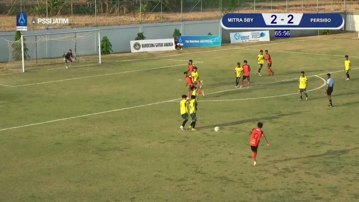 LAGA: Persibo U-17 saat melawan Mitra Surabaya kemarin. (IST/RDRBJN)