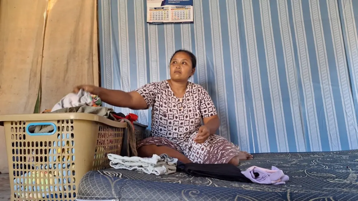 LAKUKAN SANGGAHAN: Warga desil 1, Eka Minarsih yang seluruh bansosnya dicabut akibat terindikasi judol telah mengajukan sanggahan. (ACHMAD SYAEROYZI/RDR.BJN)