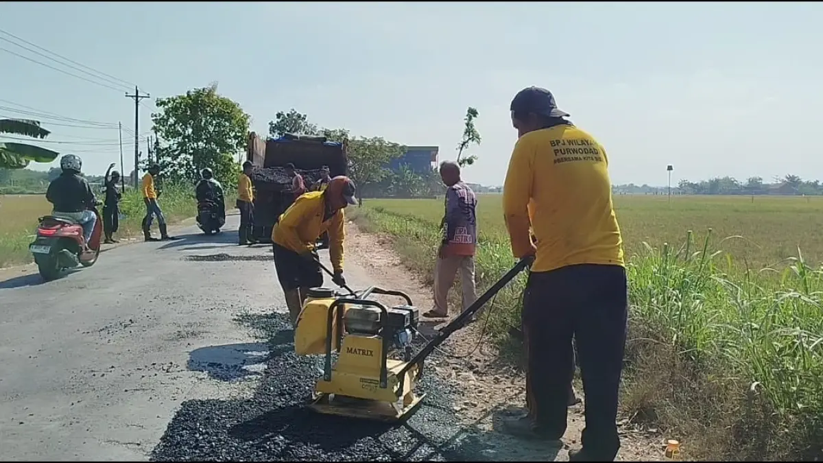 MULAI DIPERBAIKI: Jalan Randublatung-Cepu yang rusak mulai diperbaiki. (ACHMAD SYAEROYZI/RADAR BOJONEGORO)