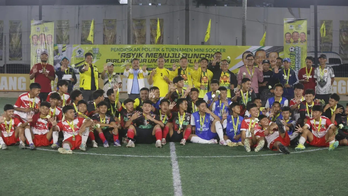 UTAMAKAN SPORTIVITAS: Pemain dari tiga tim teratas Turnamen Bahlil Mini Soccer Asyik Menuju Puncak Zona Malang foto bersama pengurus DPD Partai Golkar di Malang Raya dan DPD Partai Golkar Jatim, Selasa malam (1/9). Zona Madiun bakal dimulai hari ini (3/9) di Gontor Mini Soccer, Ponorogo. (DARMONO/JAWA POS RADAR MALANG)