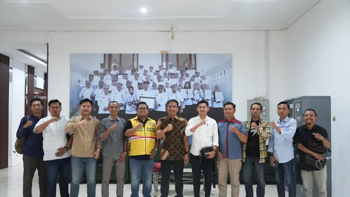 DUKUNGAN: Ketua DPD Partai Golkar Bojonegoro Ahmad Supriyanto bersinergi, Bupati Bojonegoro Setyo Wahono mendukung suksesnya Turnamen Bahlil Mini Soccer Zona 5 Bojonegoro-Lamongan-Tuban.
