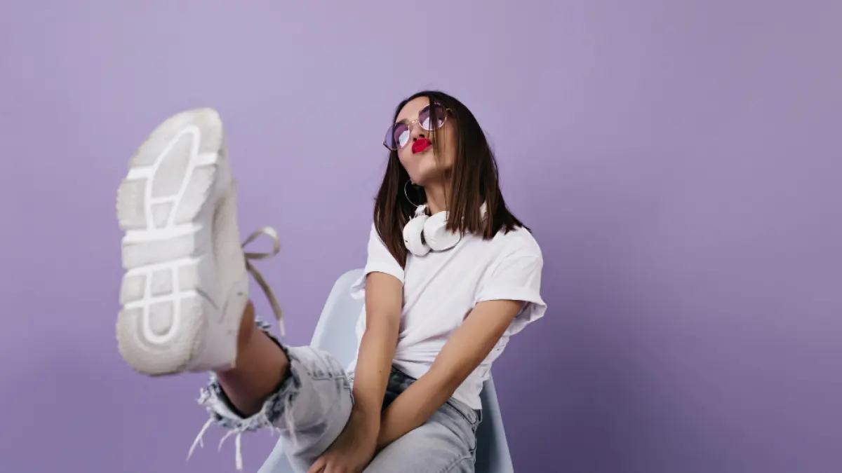 Ilustrasi perempuan mengenakan sepatu. (MAGNIFIC)