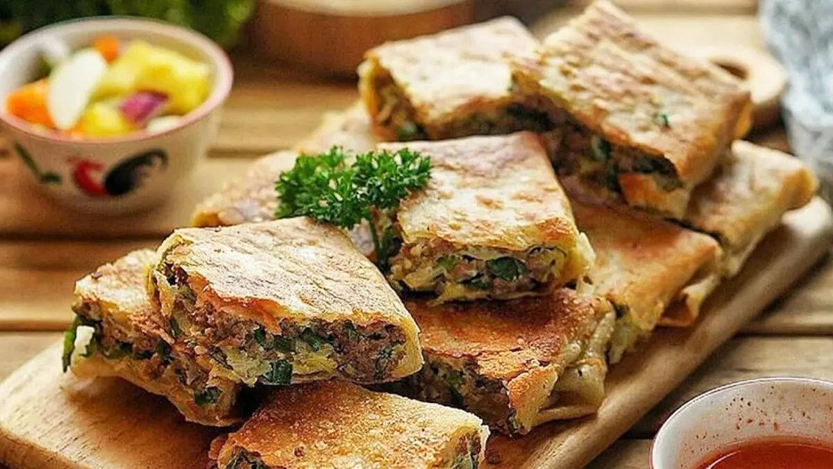 Resep martabak asin rumahan. (PINTEREST/ANDHIKA FERIAWAN/RADAR BOJONEGORO)