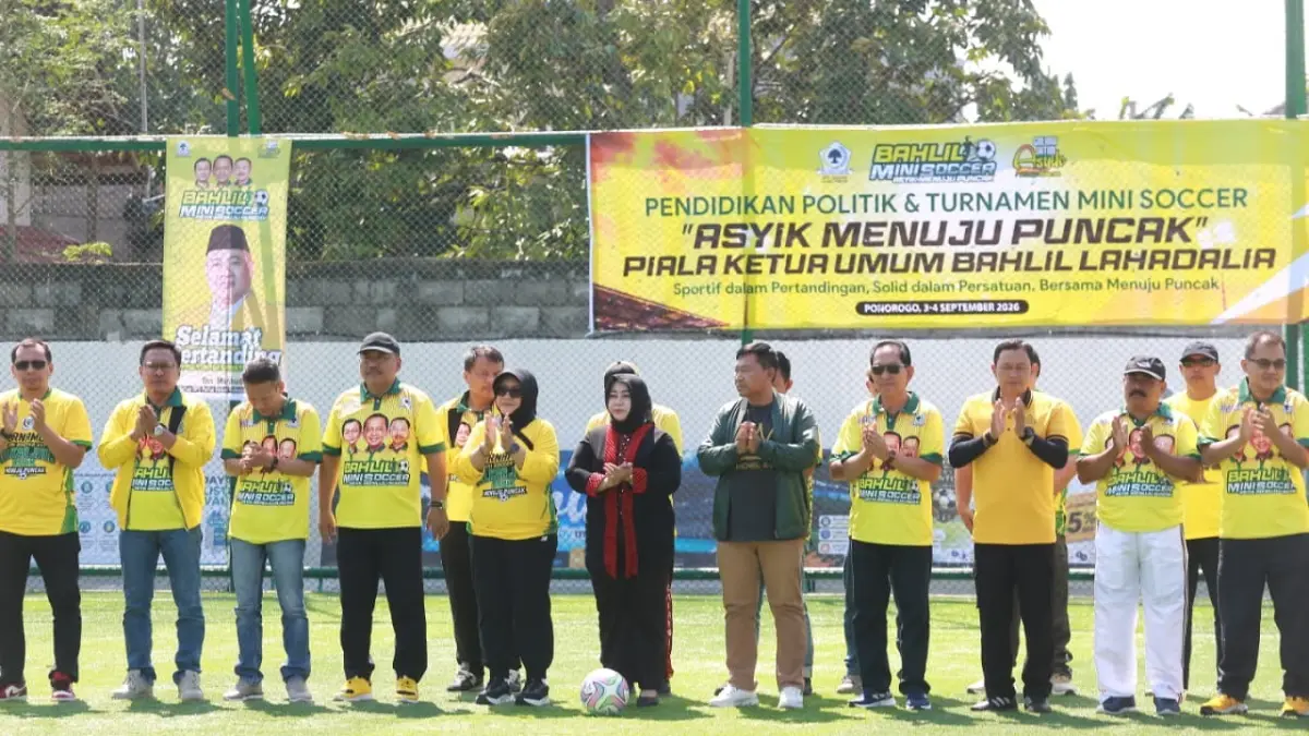 KOMPETITIF: Ketua DPD Partai Golkar Jatim Ali Mufthi bersama dengan Plt Bupati Ponorogo Lisdyarita, Ketua DPRD Ponorogo Dwi Agus Prayitno, Direktur Jawa Pos Radar Marsudi Nurwahid bersama Ketua DPD Golkar se-Madiun Raya membuka gelara Bahlil Mini Soccer Zona Madiun Raya di Gontor Mini Soccer, Ponorogo kemarin (3/9). (BAGAS BIMANTARA/JAWA POS RADAR MADIUN)