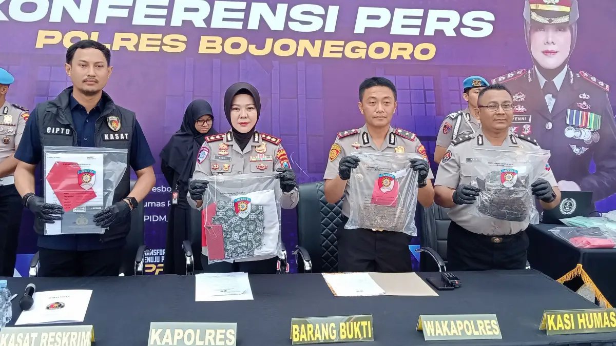 BARANG BUKTI: Kapolres Bojonegoro didampingi Wakapolres, Kasatreskrim dan Kasi Humas menunjukkan barang bukti aksi pembunuhan anak kepada ibunya. (YANA DWI KURNIYA WATI/RADAR BOJONEGORO)
