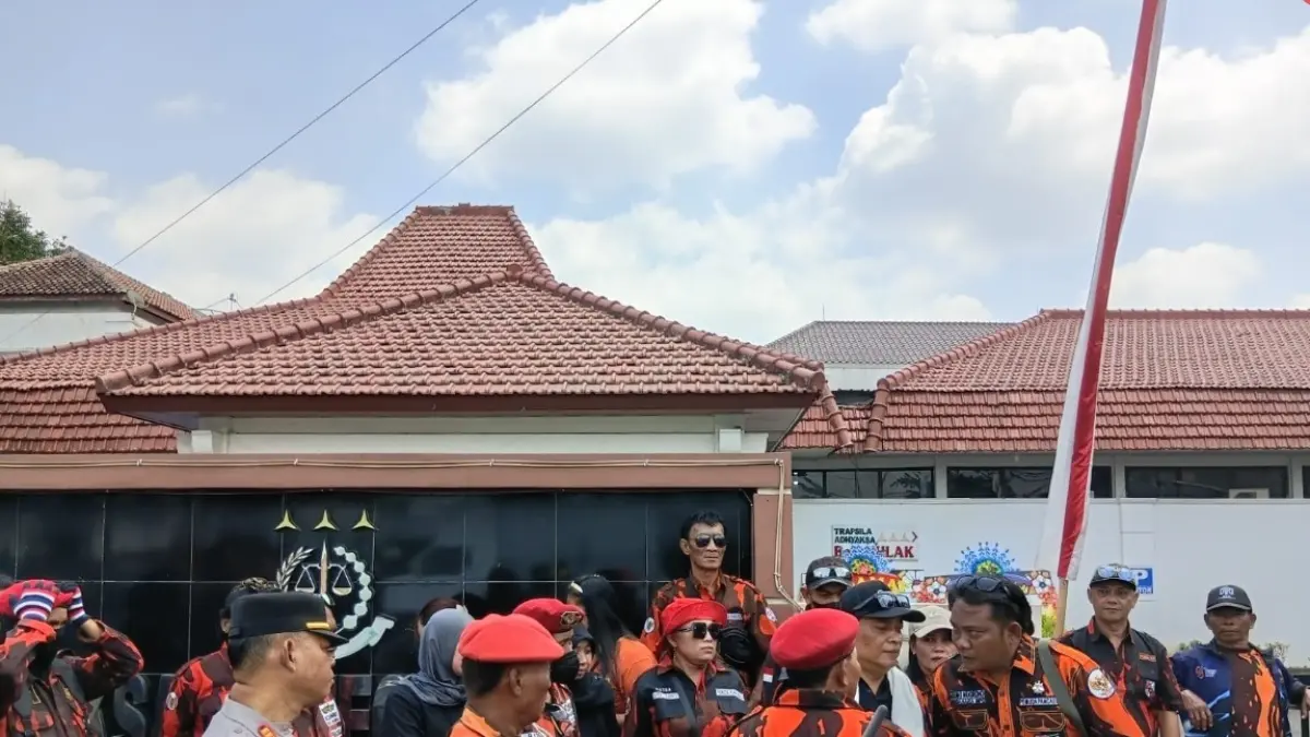 BERI KRITIKAN: Munaji saat menggelar aksi di depan Kejari Blora. (IST./RDR.BJN)