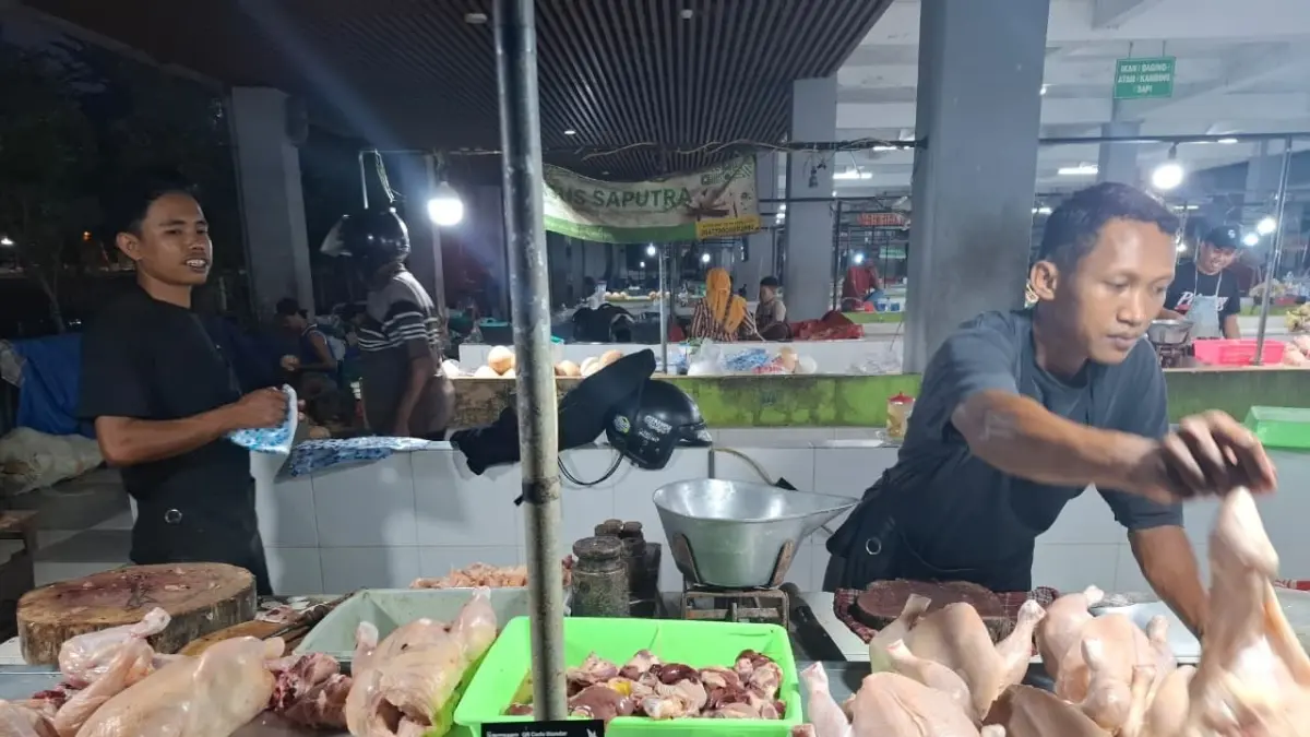 DIGITALISASI: Pedagang Pasar Kota yang sebagian di pindah ke Pasar Wisata telah menerapkan transaksi dengan QRIS. (DEWI SAFITRI/RADAR BOJONEGORO)