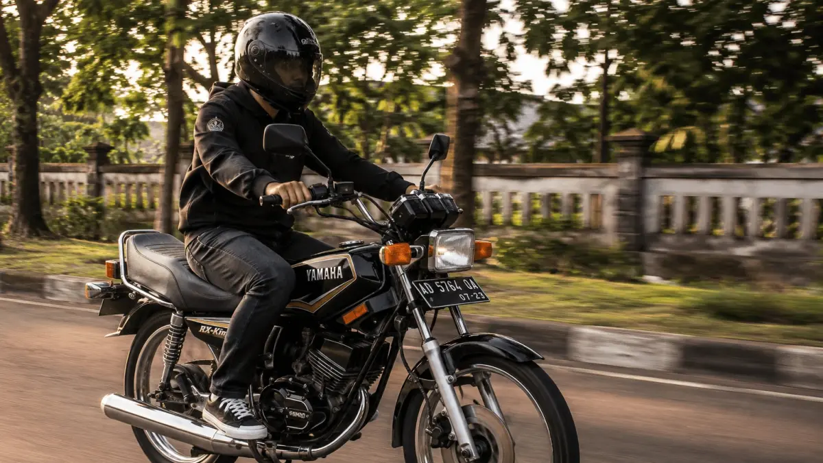 Ilustrasi pria naik motor rx king