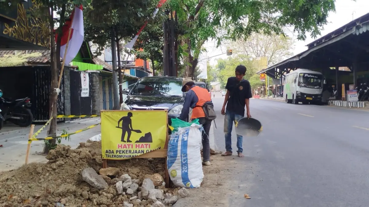 MENGGANGGU LALIN: Galian fiber optik mengganggu pengguna jalan yang melintas di sepanjang Jalan Nasional Blora-Cepu. (IST./RDR.BJN)