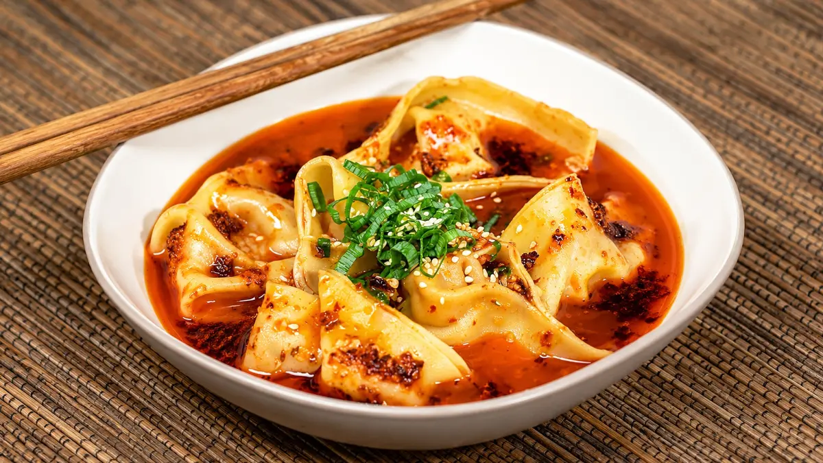 Resep wonton kuah chili oil hidangan lezat yang bisa dibuat sendiri di rumah. (PINTEREST/ANDHIKA FERIAWAN/RADAR BOJONEGORO)