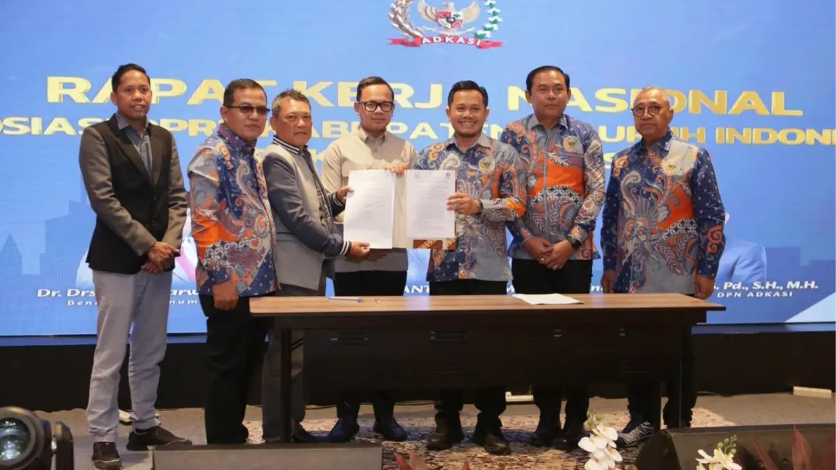 Wakil Menteri Dalam Negeri (Wamendagri) Bima Arya Sugiarto bersama Ketua Umum Asosiasi DPRD Kabupaten Seluruh Indonesia (ADKASI), Siswanto, dalam Rapat Kerja Nasional (Rakernas) ADKASI 2026. 