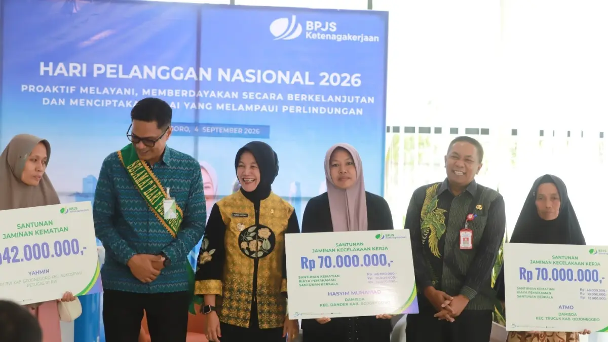 BPJS KETENAGAKERJAAN: Penyerahan secara simbolis santunan jaminan hingga Rp 182 juta kepada tiga ahli waris oleh BPJS Ketenagakerjaan Bojonegoro didampingi Wakil Bupati Nuru Azizah dalam rangka Hari Pelanggan Nasional. 