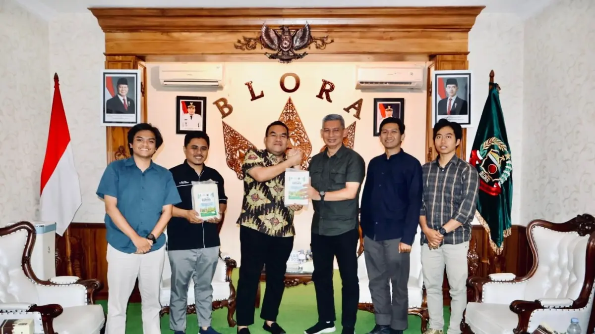 ORGANIK : Bupati Arief Rohman dan Direktur Radar Bojonegoro Bachtiar Febrianto menunjukan beras organik asli Blora. (IST/RADAR BOJONEGORO)