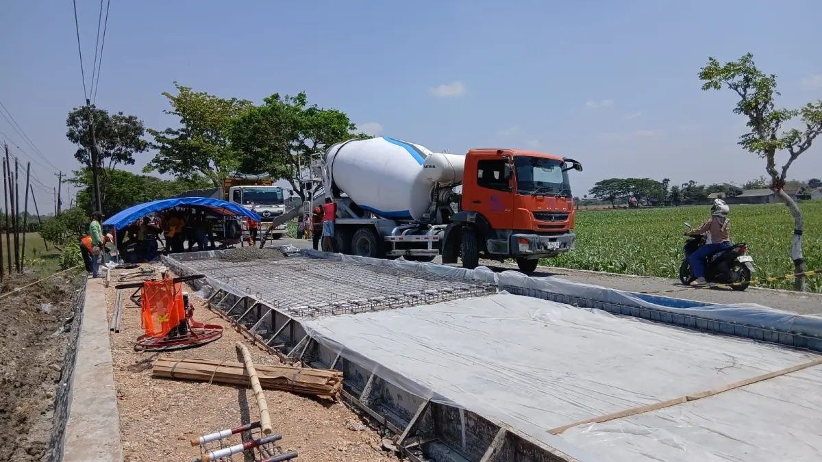 PERBAIKAN : Truk mixer saat sedang di lokasi proyek pengerjaan jalan Randublatung-Cepu. (RAHUL/RADAR BOJONEGORO)
