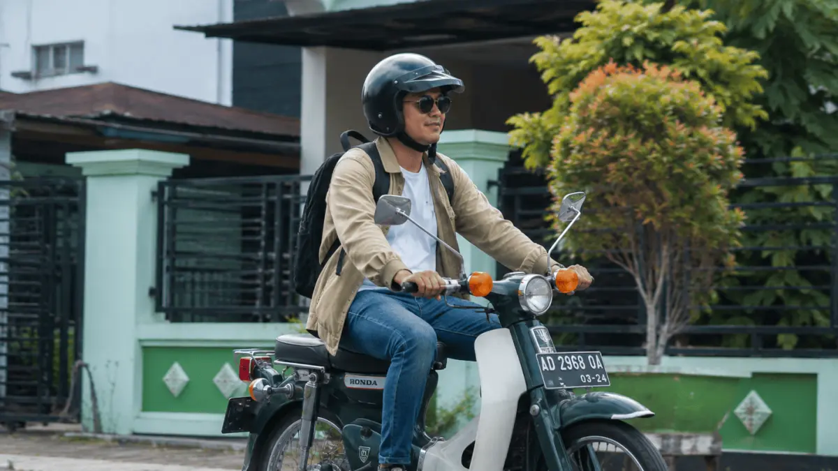Ilustrasi pria menaiki motor c70