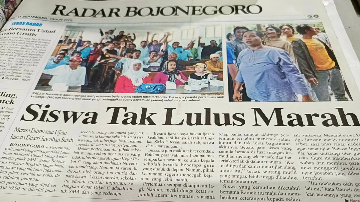 MENUNTUT: Wali murid SMK Siang Bojonegoro mendatangi sekolah menuntut tanggung jawab sekolah, karena anaknya tak lulus ujian nasional (unas). (ARSIP JAWA POS RADAR BOJONEGORO)
